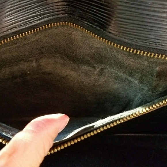 Louis Vuitton Monceau Small Crossbody - Picture 5 of 8